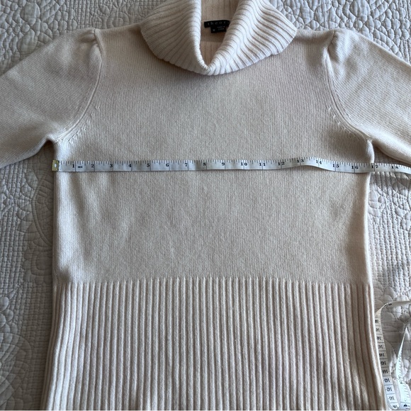 Like New Theory eggshell cashmere turtleneck sweater w/short sleeves - Picture 10 of 11